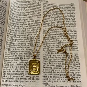 Initial E pendant necklace | offer in description
